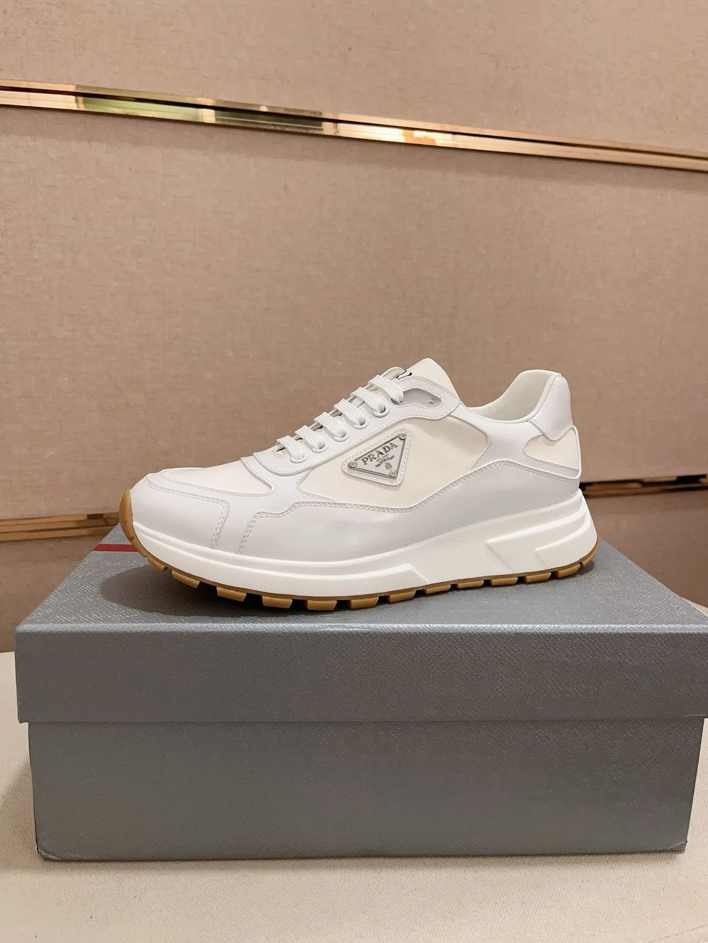 Men's Men's Shoes 💰 580💰 ✔️✔️✔️High-quality new PRADA (Prada) counters are launched simultaneously. The new men's shoes and 😘fabric are made of selected first-layer cowhide and technological glue-spraying technology. Lining: Full cowhide lining. 👍🏿High-end☄️Open-molded non-slip rubber outsole, exquisite lines, simple and elegant, comfortable and high-end for leisure travel. Code number: 38 to 44 (can be customized to 45, non-refundable!